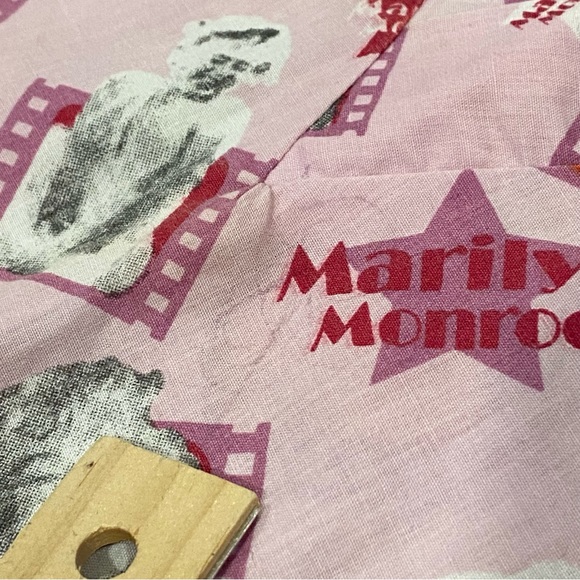 Marilyn Monroe Pink Scrub Top Women’s Medium Medical/Dental Short Sleeve Shirt - Picture 5 of 10
